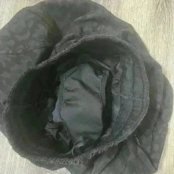Lululemon Track That Short *5" Mid rise~size 2 
Formation Camo Deep Coal Multi - Picture 13 of 13